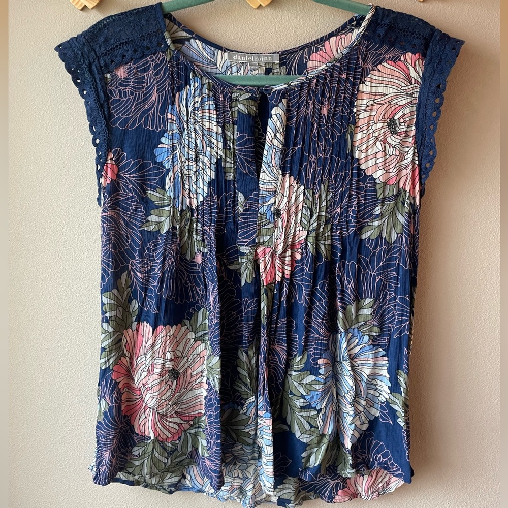 Daniel Rainn. Nordstrom. Pin tuck swing blouse. Size M.